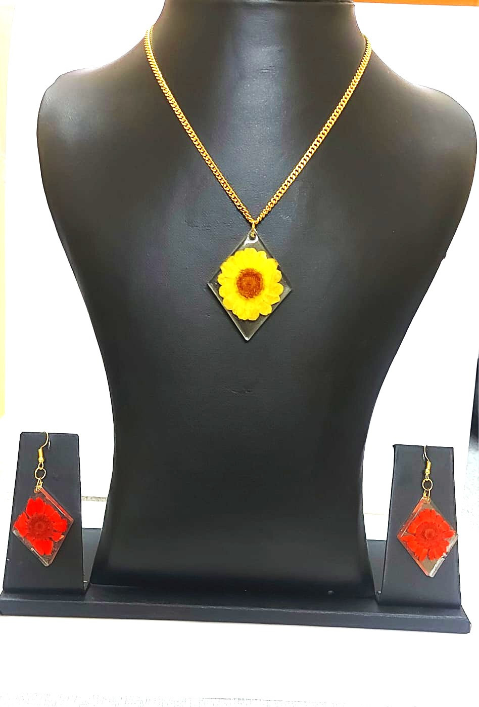 Resin Imported Flower Pendent Chain with Earrings 1 Set